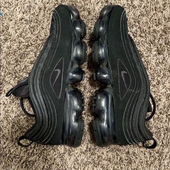Boys VaporMax size 4.5 - Picture 6 of 7